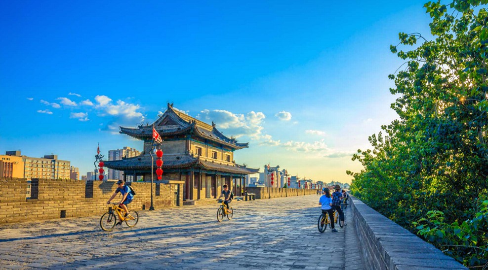 Xi 'an-ancient-city-wall-by-bike